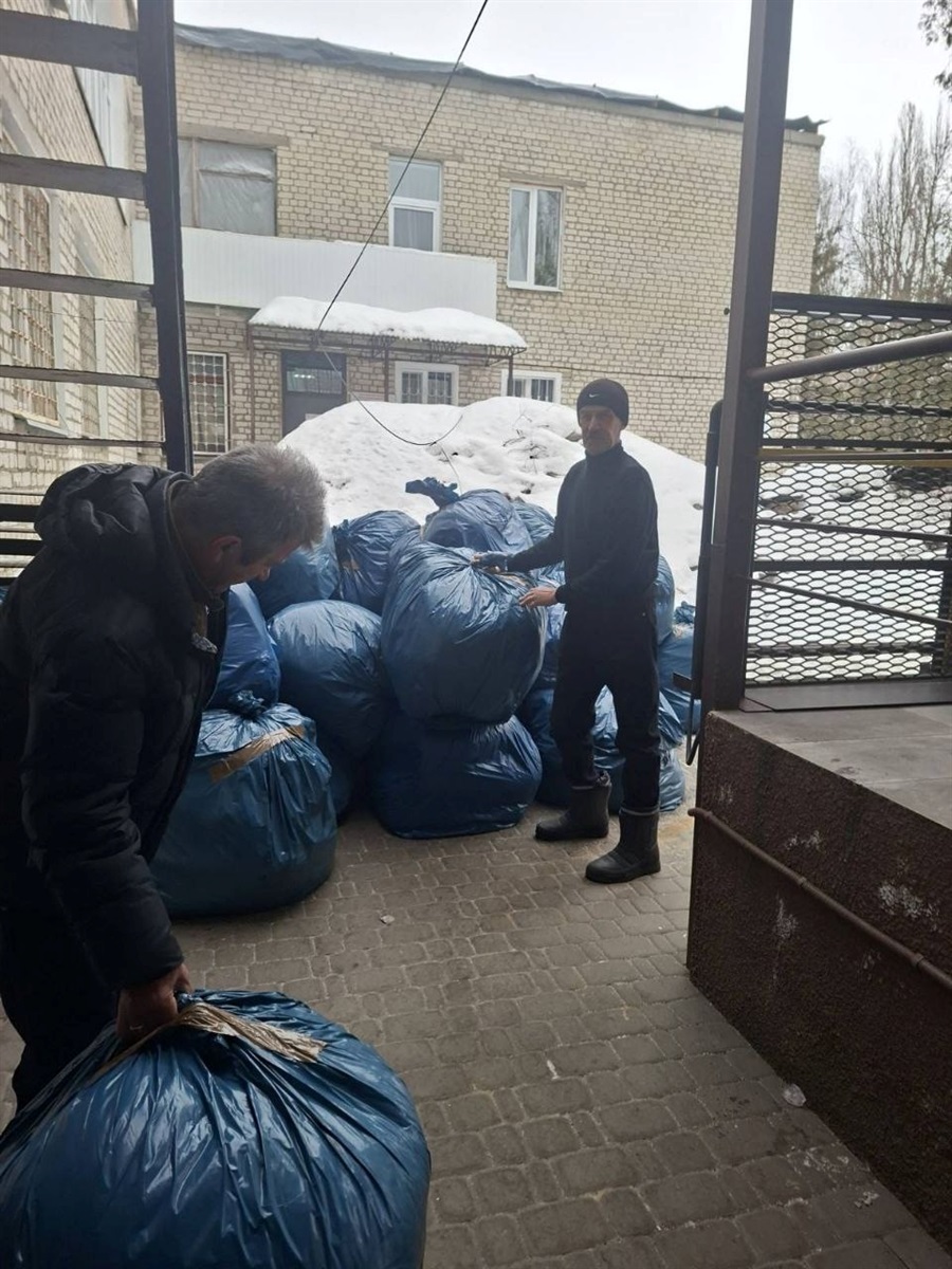 Тепло для Шосткинської громади: переселенці та вразливі категорії отримали ковдри від благодійників