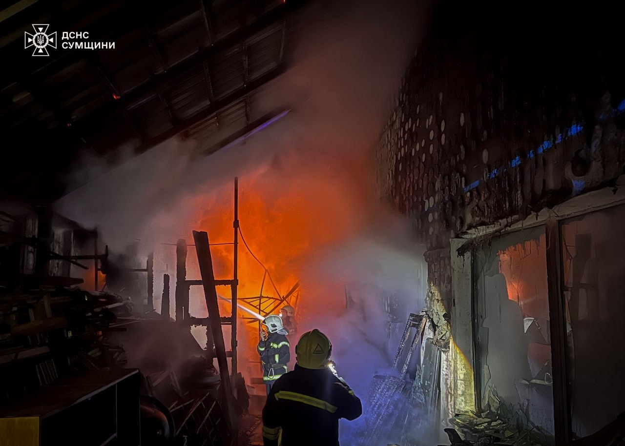 П’ять одиниць техніки та 17 рятувальників: деталі вечірніх загорянь у Шостці