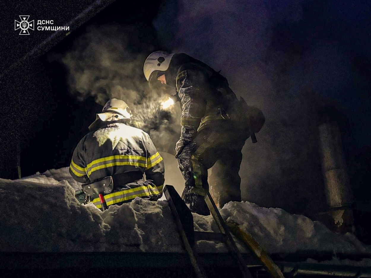 У Шостці на Сумській рятувальники гасили пожежу в літній кухні