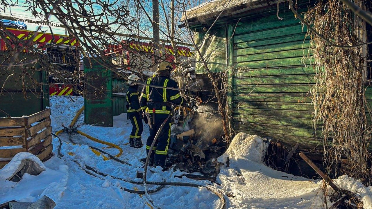 Вогнеборці Шостки ліквідували масштабне займання приватного сектору: є жертви