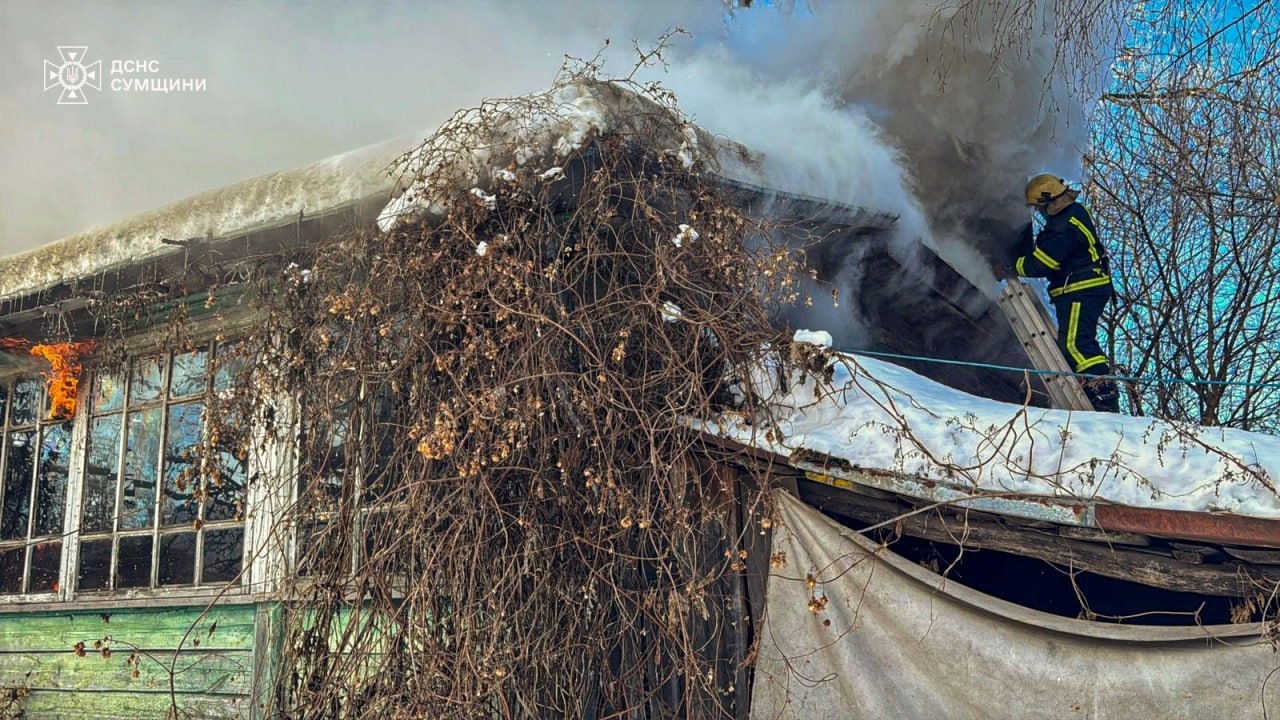 Вогнеборці Шостки ліквідували масштабне займання приватного сектору: є жертви