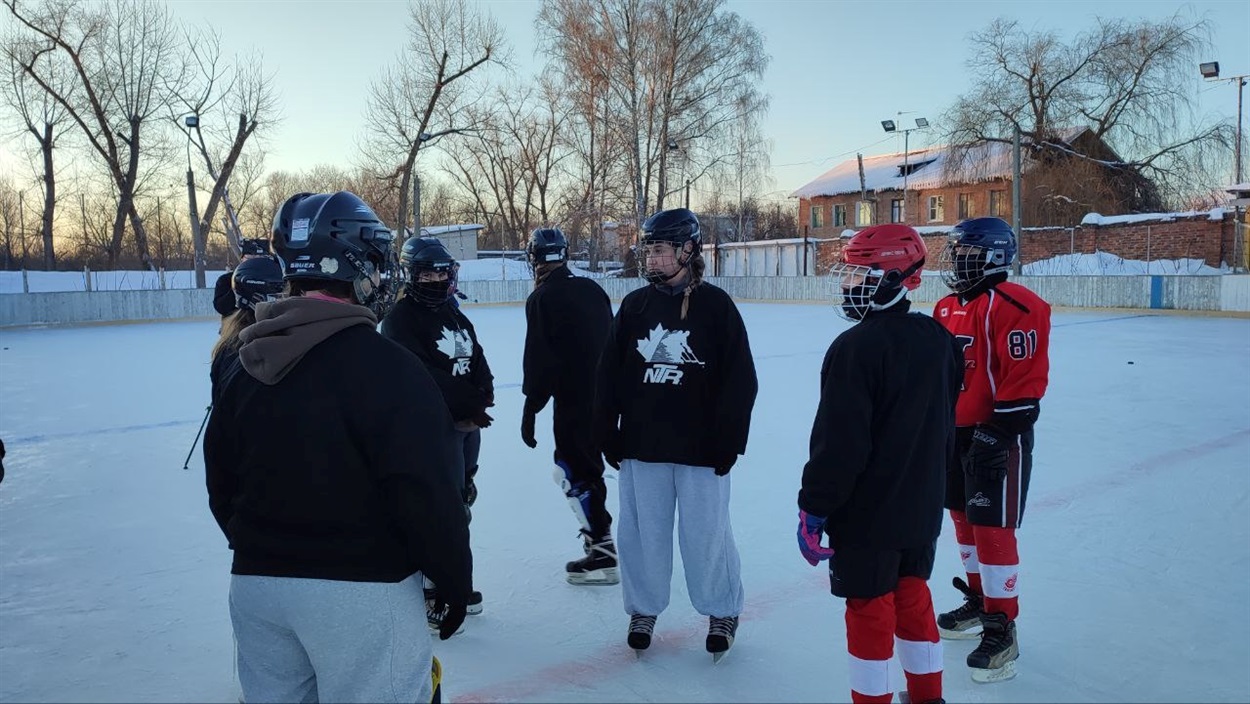 Вперше у Шостці з’явилася жіноча хокейна команда: чому дівчата вирішили вийти на лід з ключками