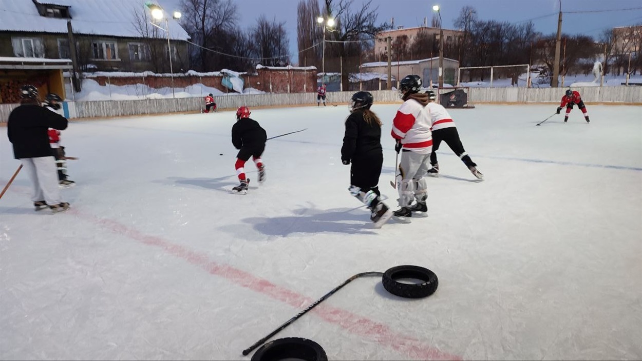 Вперше у Шостці з’явилася жіноча хокейна команда: чому дівчата вирішили вийти на лід з ключками