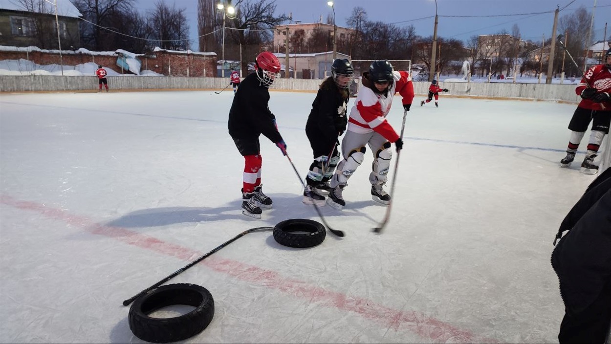 Вперше у Шостці з’явилася жіноча хокейна команда: чому дівчата вирішили вийти на лід з ключками