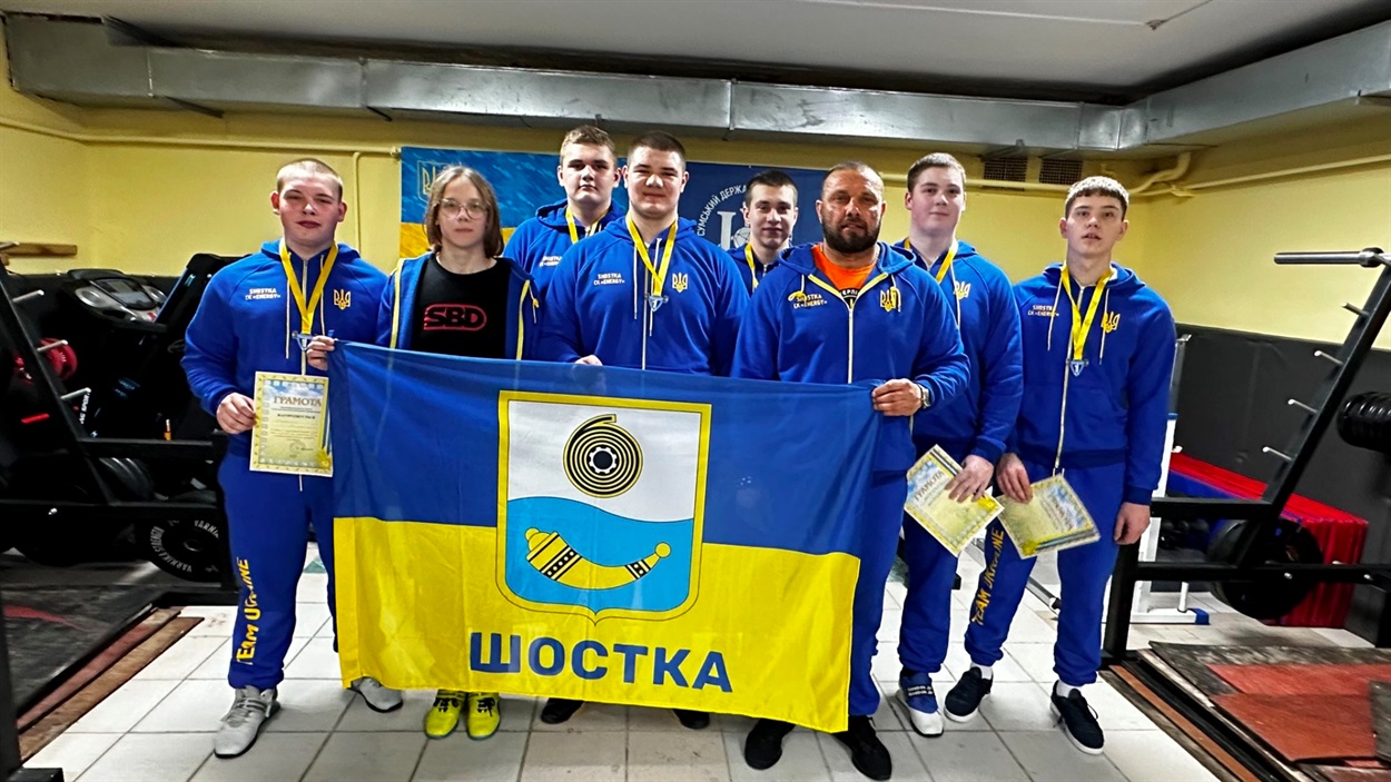 Тимур Філіпюк (у центрі), праворуч тренер Костянтин Буркало