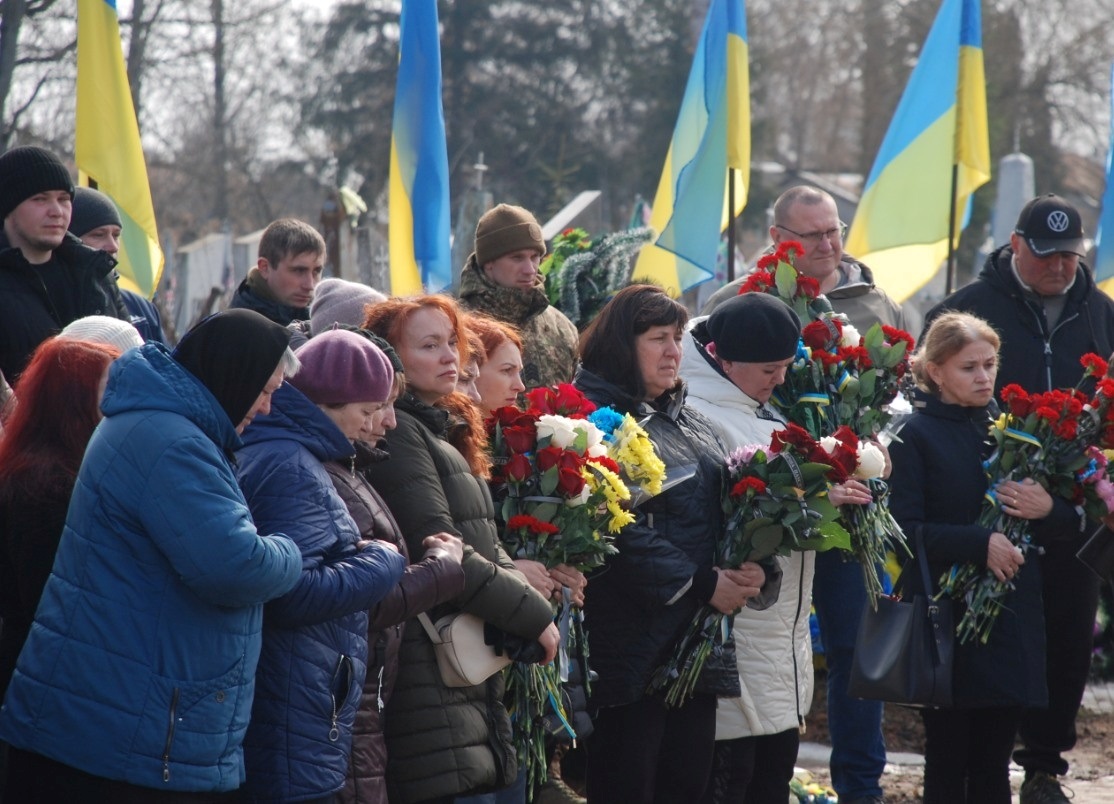 На щиті повернувся 26-річний захисник: Шосткинська громада у скорботі за Дмитром Морозом
