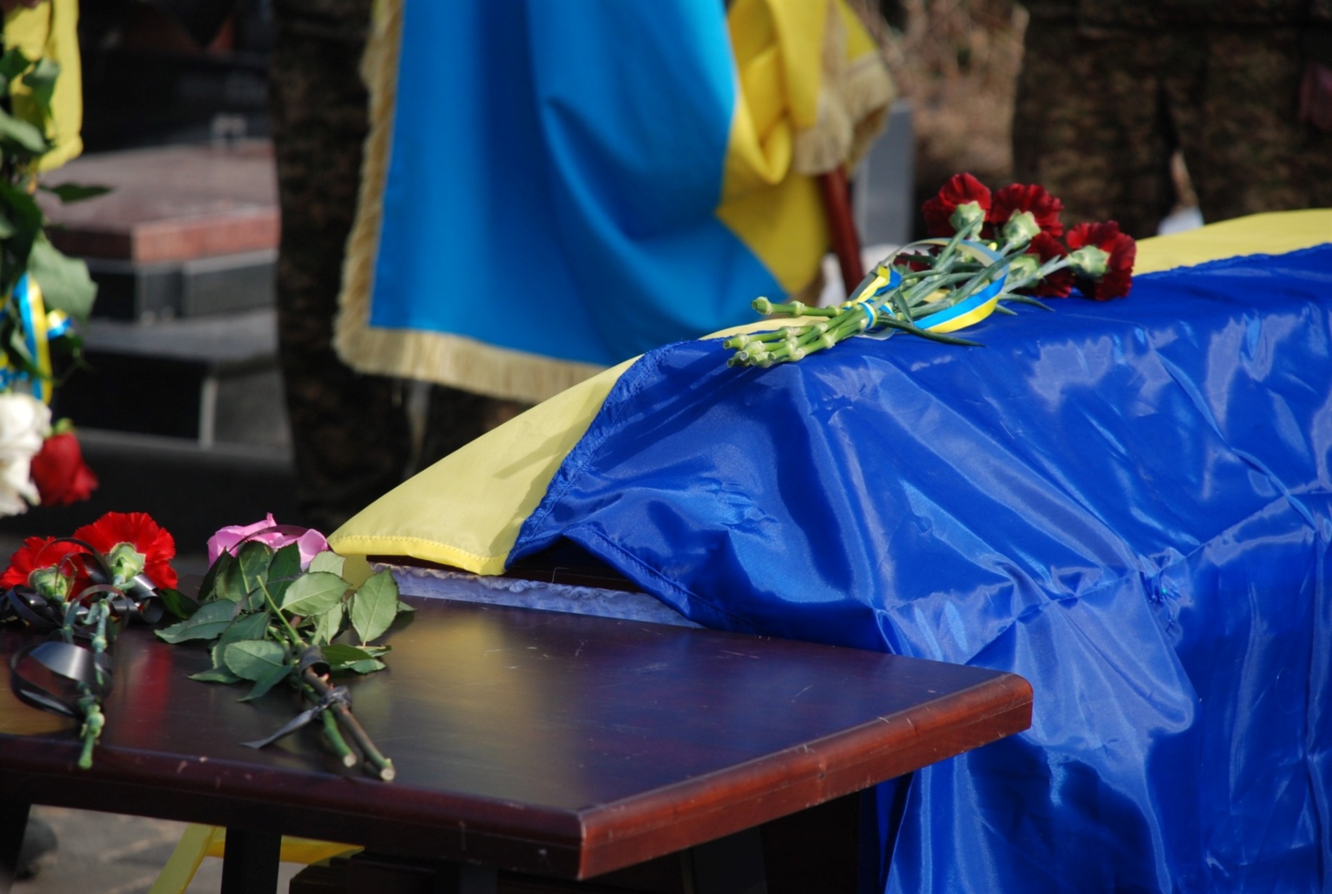 На щиті повернувся 26-річний захисник: Шосткинська громада у скорботі за Дмитром Морозом