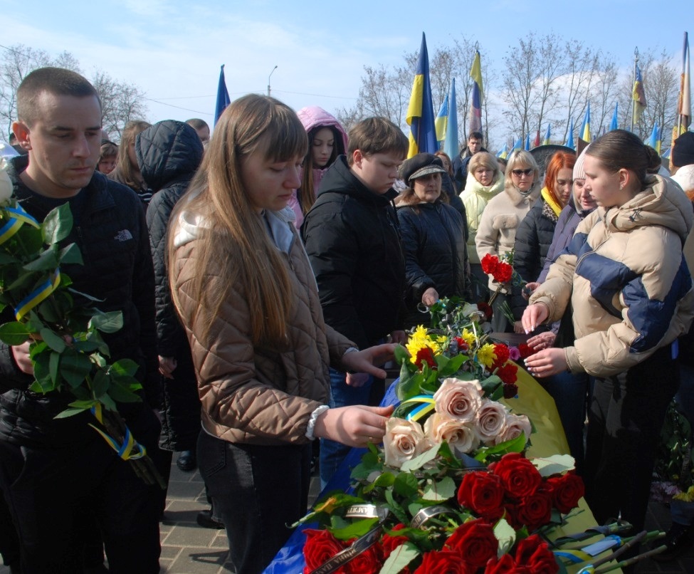 На щиті повернувся 26-річний захисник: Шосткинська громада у скорботі за Дмитром Морозом