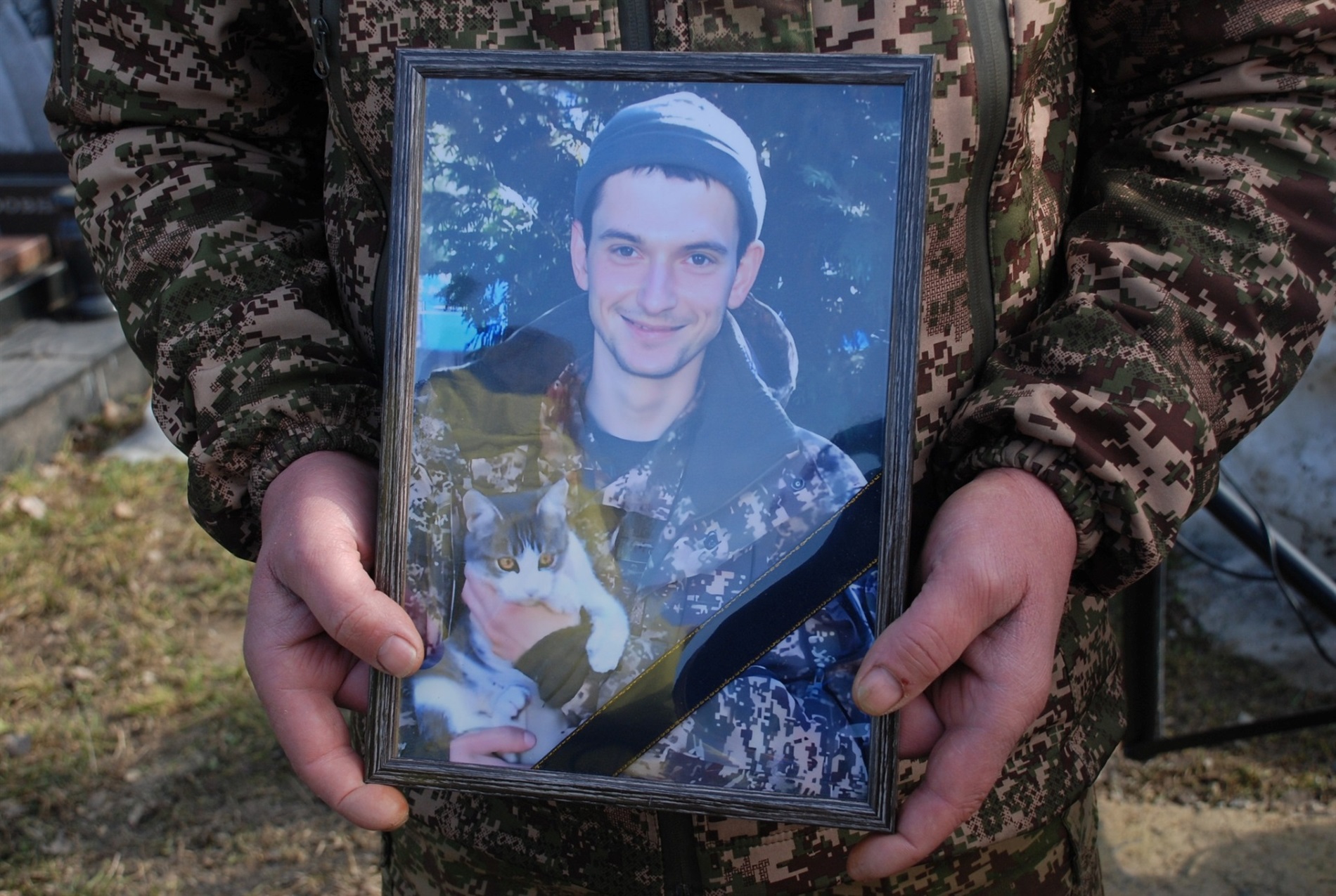 На щиті повернувся 26-річний захисник: Шосткинська громада у скорботі за Дмитром Морозом