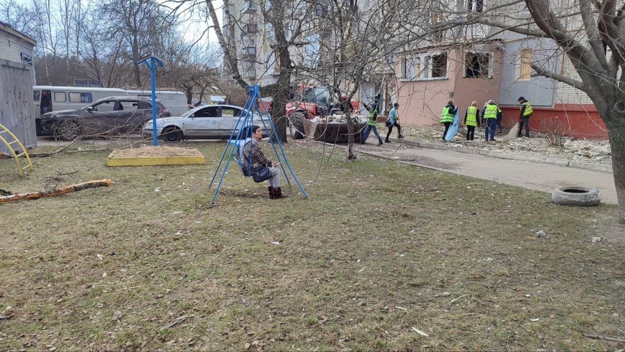 Пані Наталія чекає на рятувальників, аби з ними забрати деякі речі з квартири