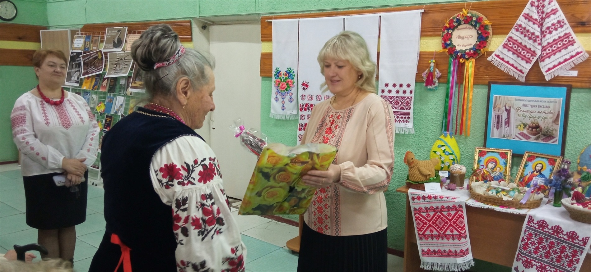 Майстрині з Вороніжа презентували 72 унікальні роботи у бібліотеці до Великодня