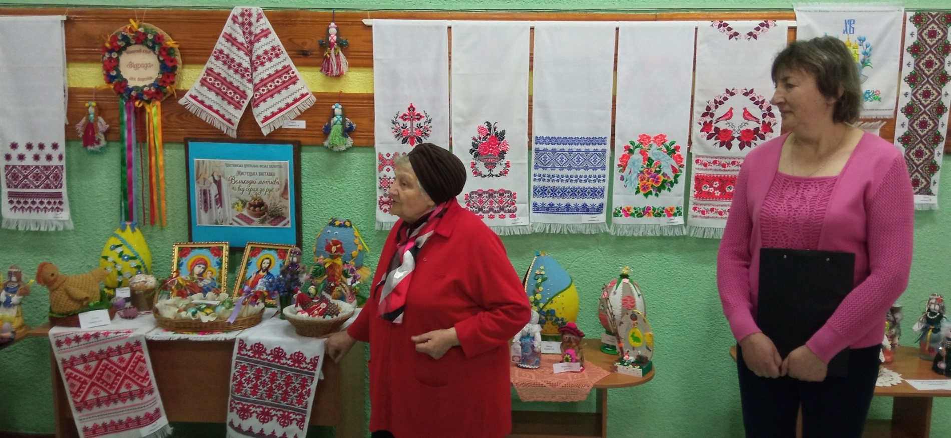 Майстрині з Вороніжа презентували 72 унікальні роботи у бібліотеці до Великодня