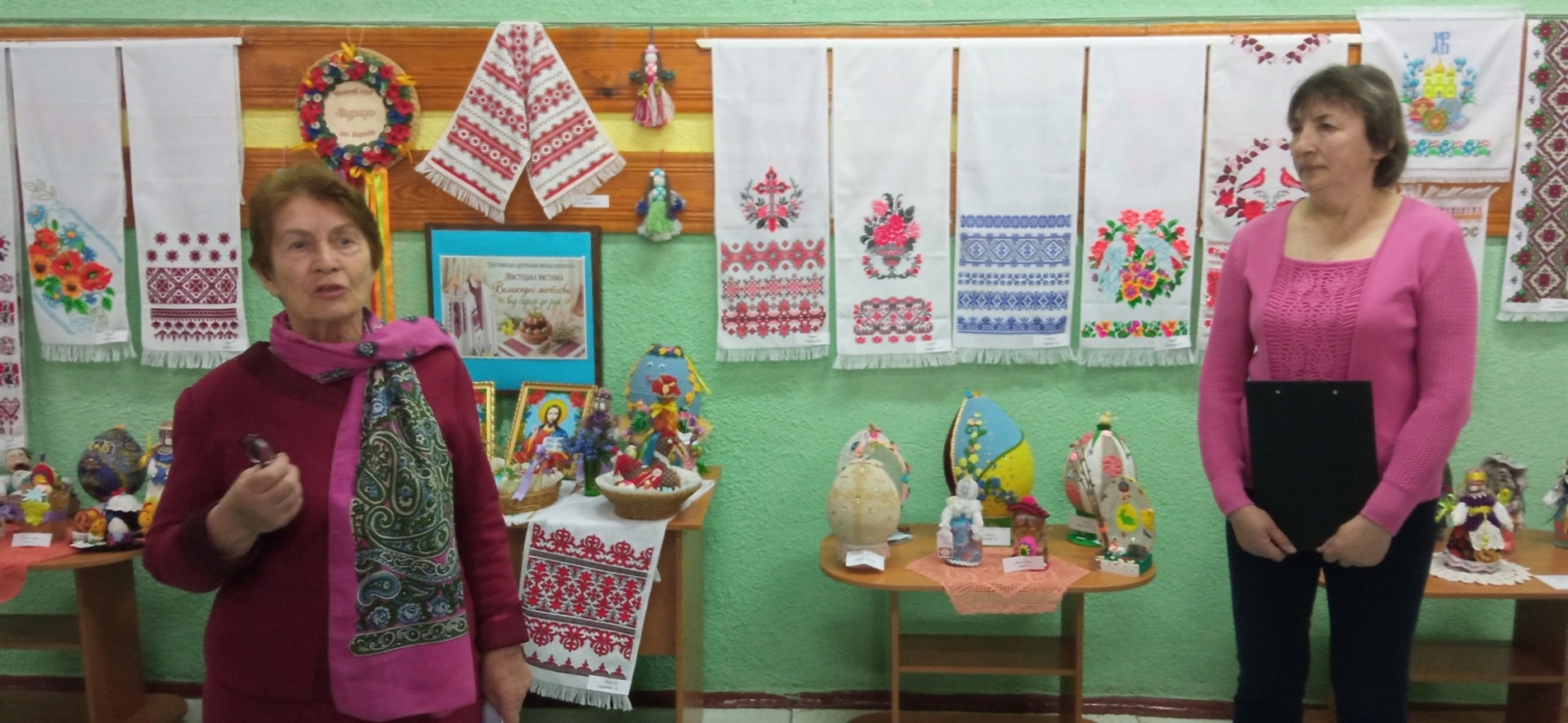 Майстрині з Вороніжа презентували 72 унікальні роботи у бібліотеці до Великодня