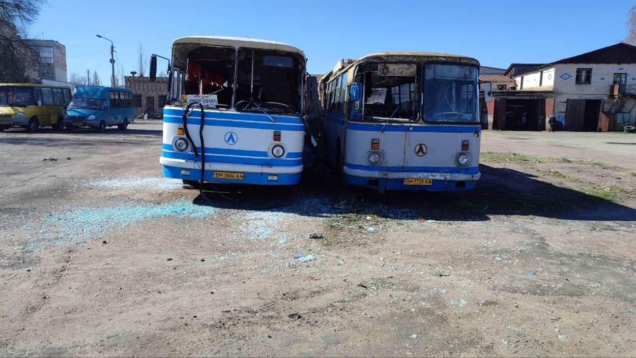 Дачний сезон попри обстріл: у Шостці ворог пошкодив автобуси для пільгових перевезень