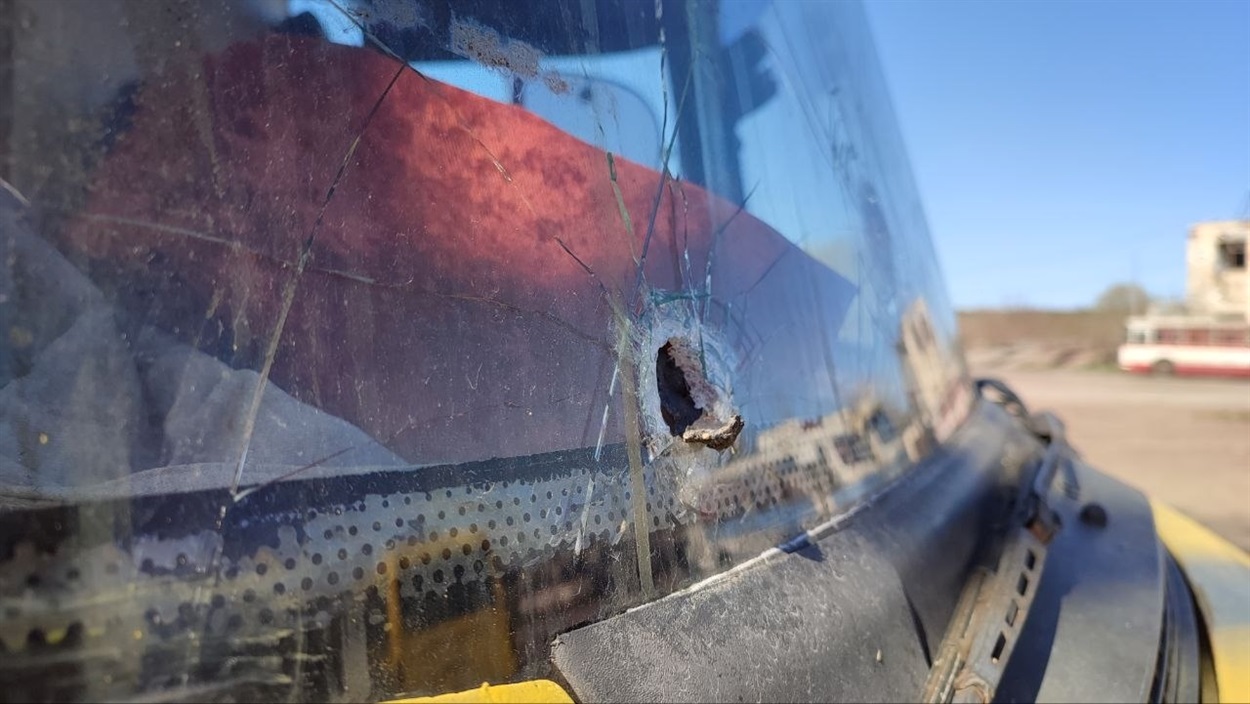 Дачний сезон попри обстріл: у Шостці ворог пошкодив автобуси для пільгових перевезень