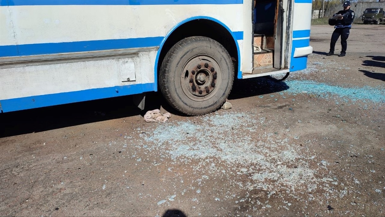 Дачний сезон попри обстріл: у Шостці ворог пошкодив автобуси для пільгових перевезень