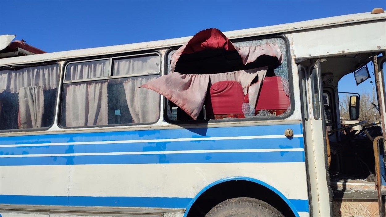 Дачний сезон попри обстріл: у Шостці ворог пошкодив автобуси для пільгових перевезень