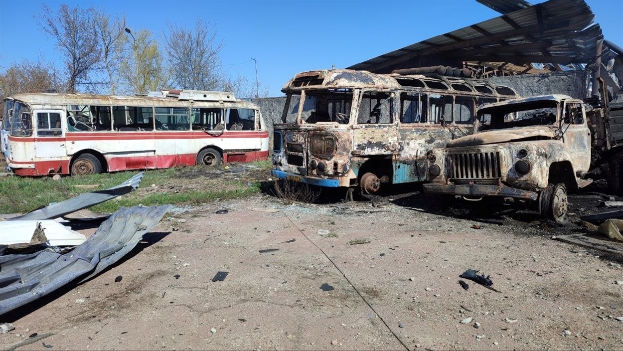 Дачний сезон попри обстріл: у Шостці ворог пошкодив автобуси для пільгових перевезень