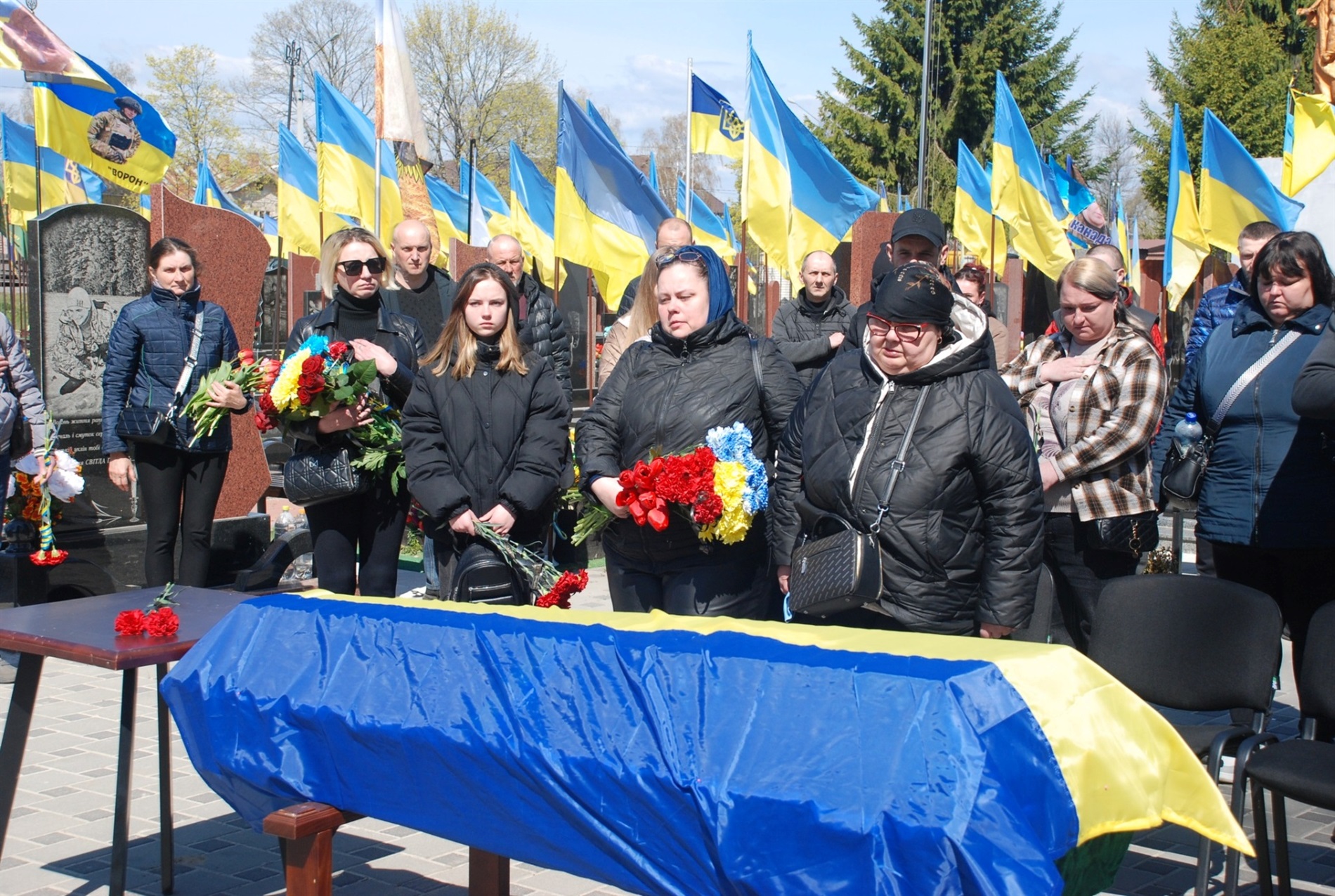 Повернувся «на щиті» після невідомості: Шостка попрощалася з кулеметником на позивний «Чарлі»