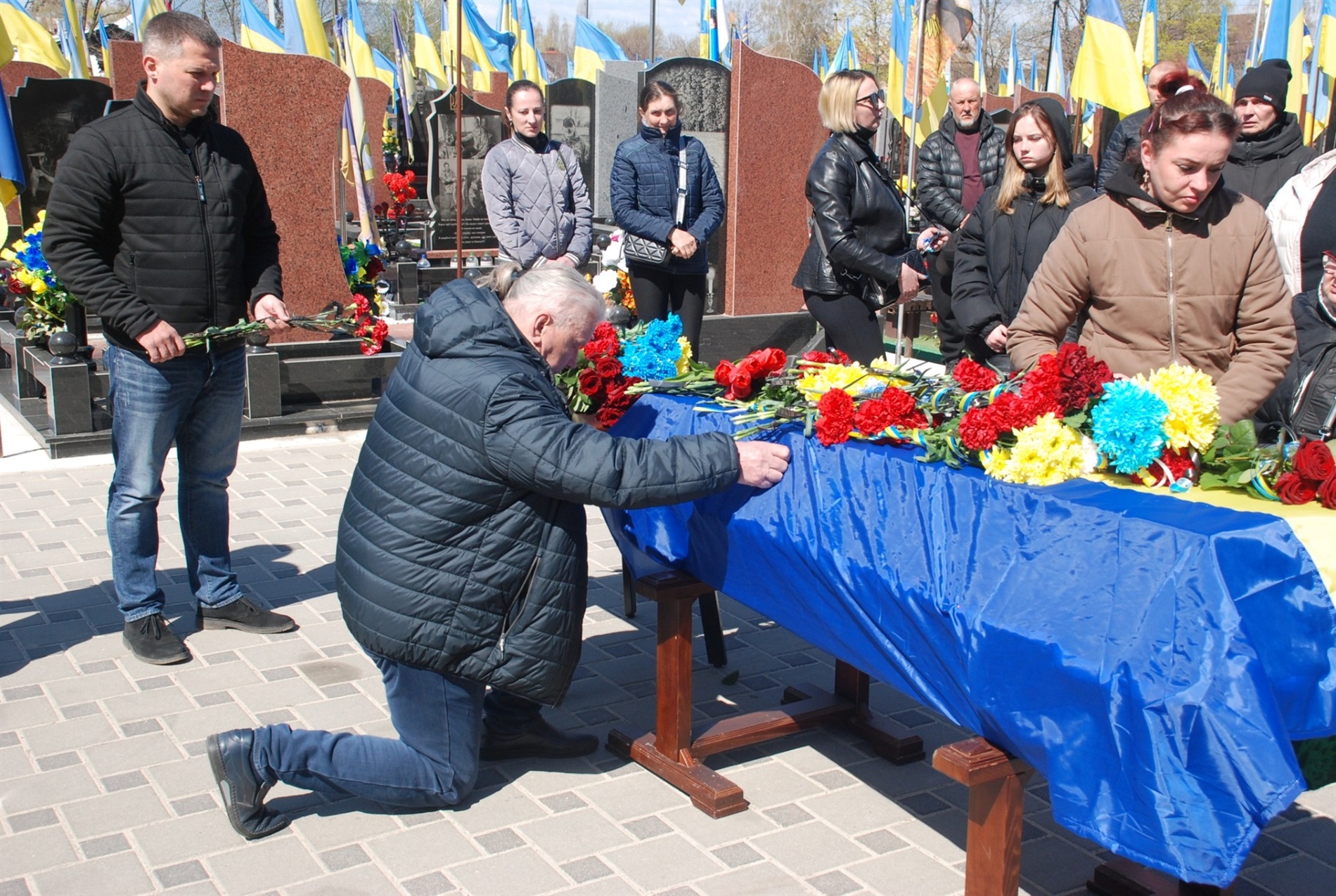 Повернувся «на щиті» після невідомості: Шостка попрощалася з кулеметником на позивний «Чарлі»