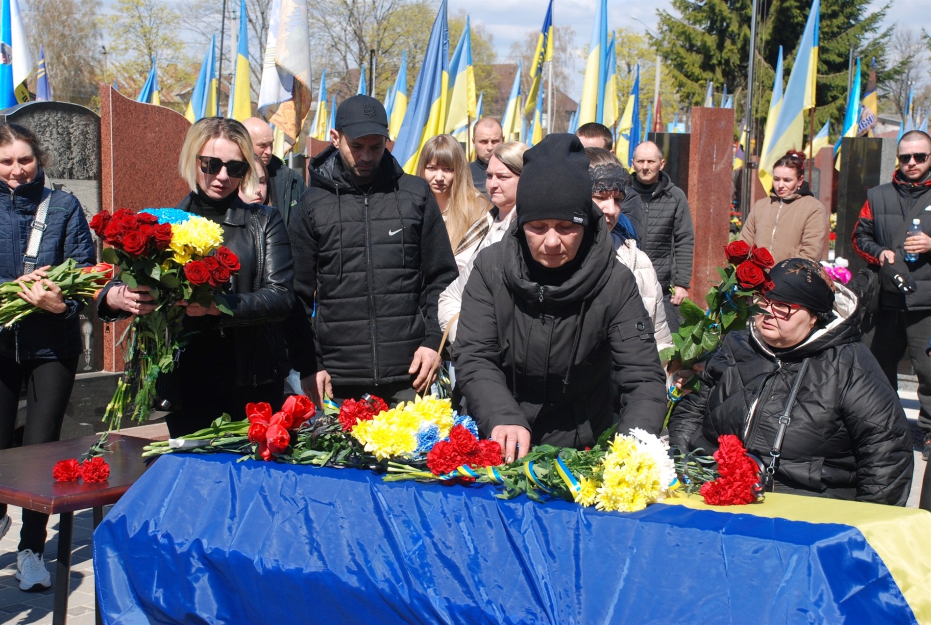 Повернувся «на щиті» після невідомості: Шостка попрощалася з кулеметником на позивний «Чарлі»