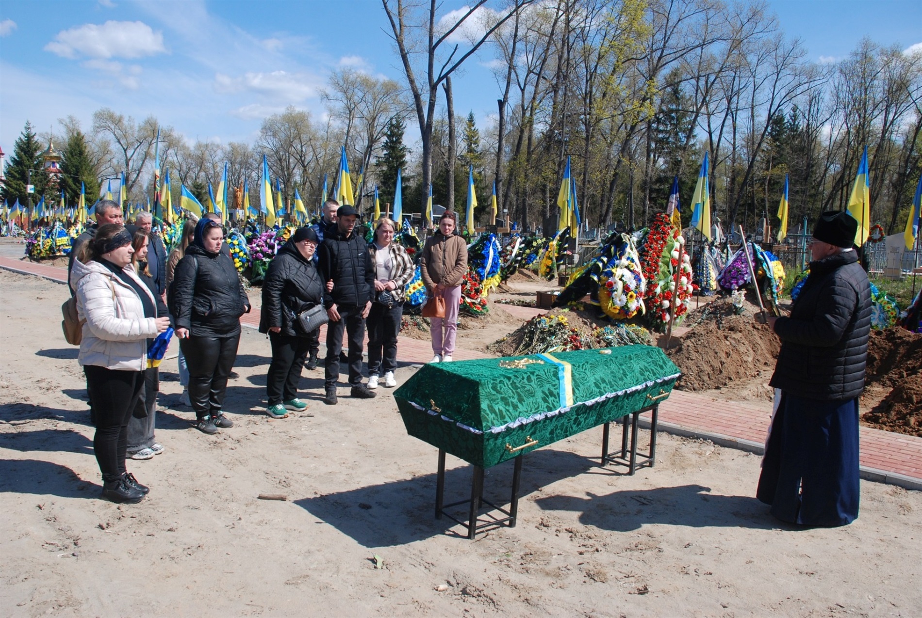 Повернувся «на щиті» після невідомості: Шостка попрощалася з кулеметником на позивний «Чарлі»