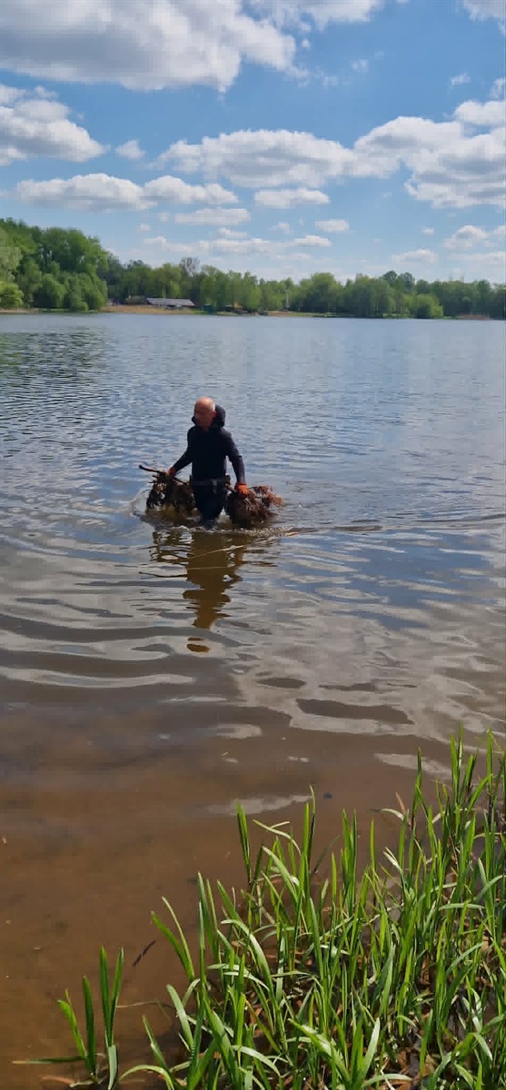 Підготовка до купального сезону у Шостці: зі дна міського озера прибрали скло та метал