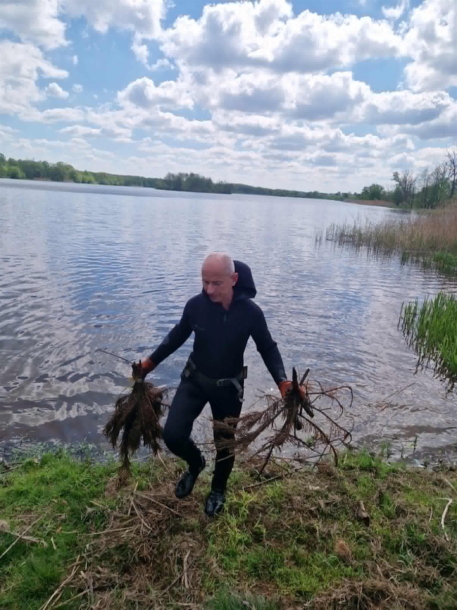 Підготовка до купального сезону у Шостці: зі дна міського озера прибрали скло та метал