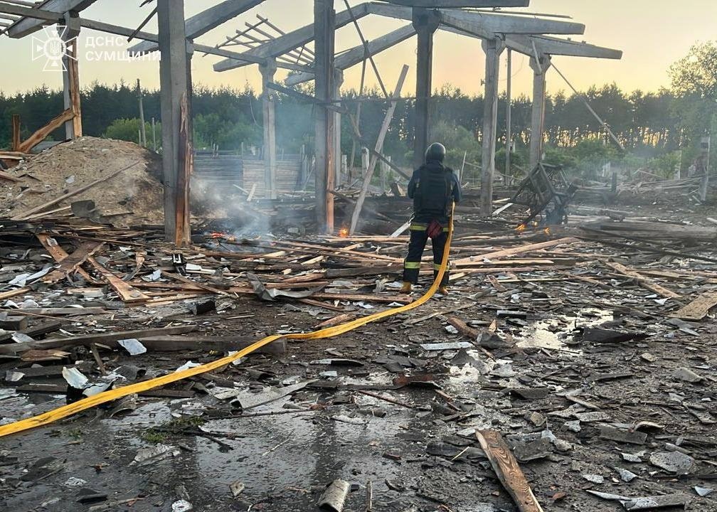 Масована атака на Шосткинську громаду: ворог повторно вдарив по місцю порятунку, поранено старосту