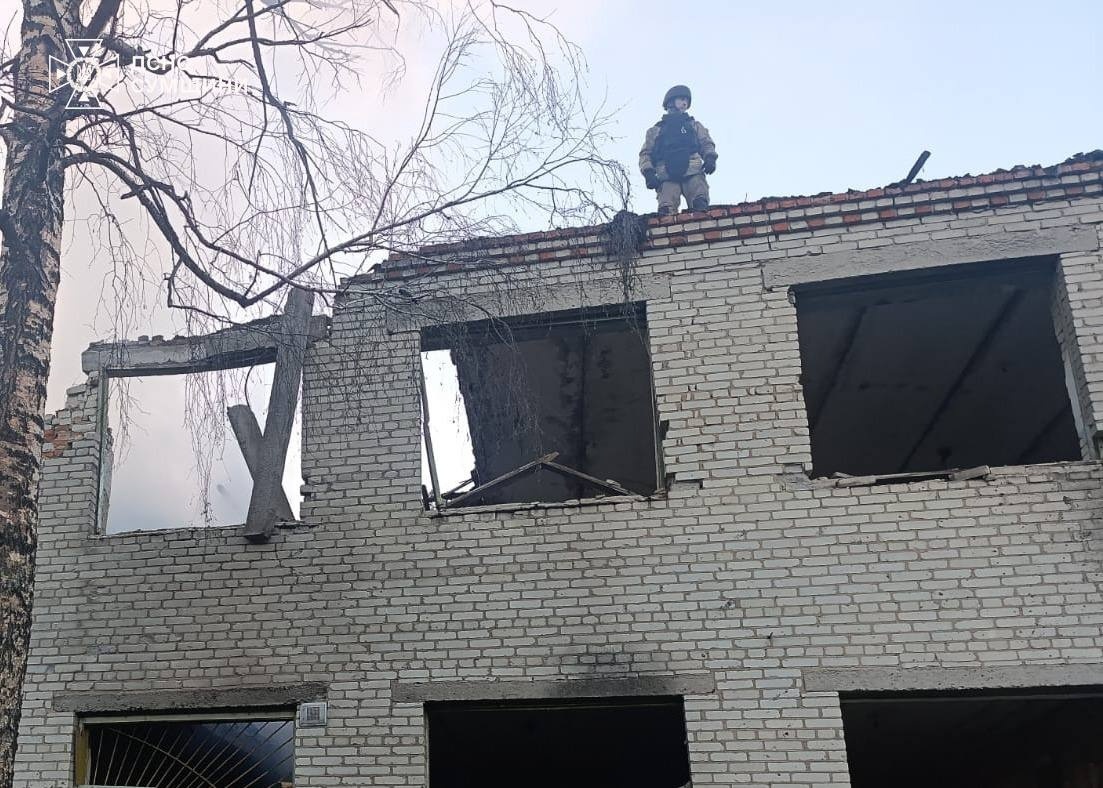Масована атака на Шосткинську громаду: ворог повторно вдарив по місцю порятунку, поранено старосту