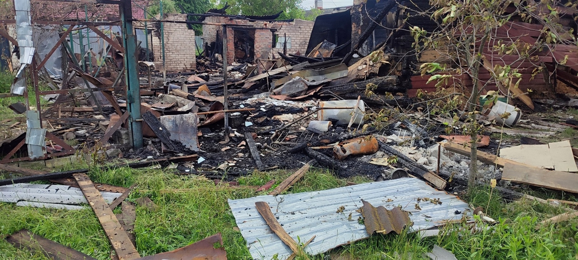 Вдарило якраз у спальню: жителька Шостки розповіла про нічний приліт, дивовижне визволення сусідки