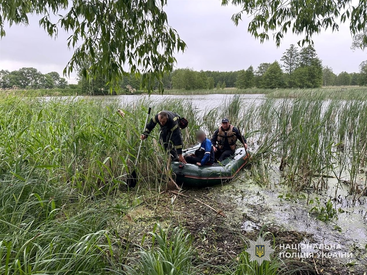 Опинився у пастці посеред ставка: на Сумщині врятували 14-річного хлопця на саморобному плоті