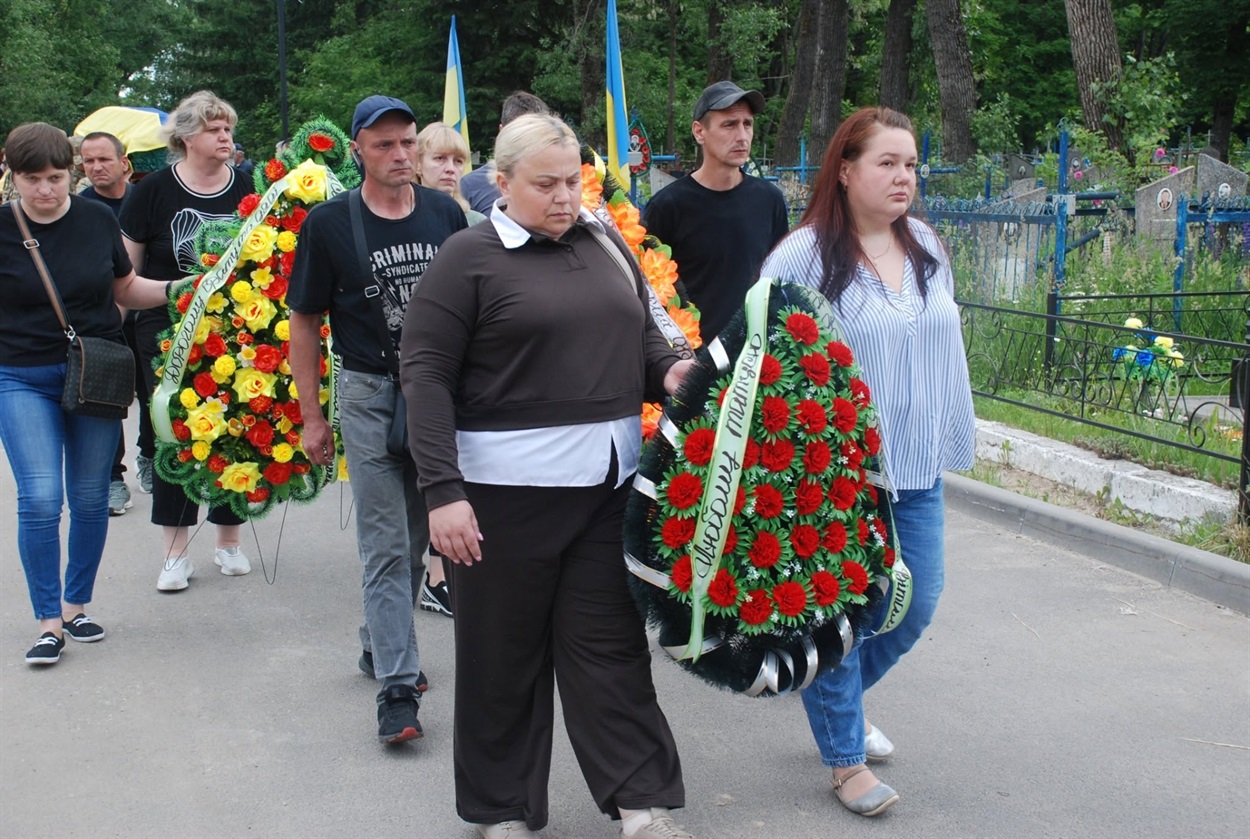 Йому назавжди 46: Шосткинська громада попрощалася з командиром відділення БПЛА