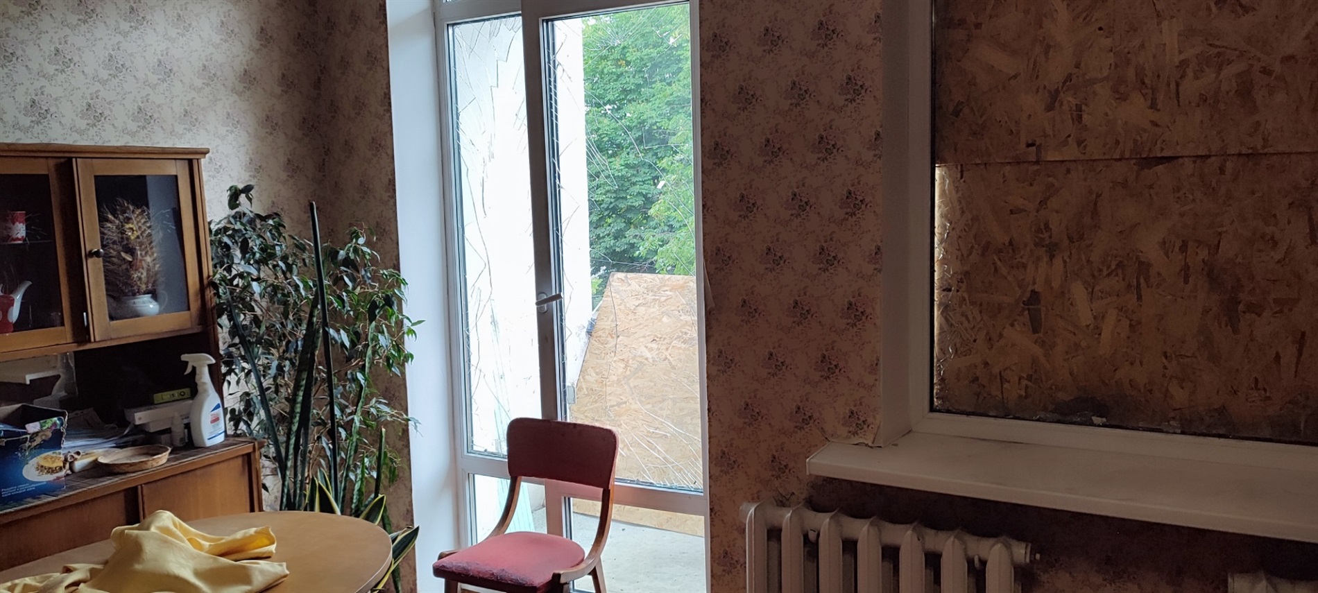 Удар БПЛА по центру Шостки: пошкоджено багатоповерхівку та Алею Слави, поранені матір і дитина