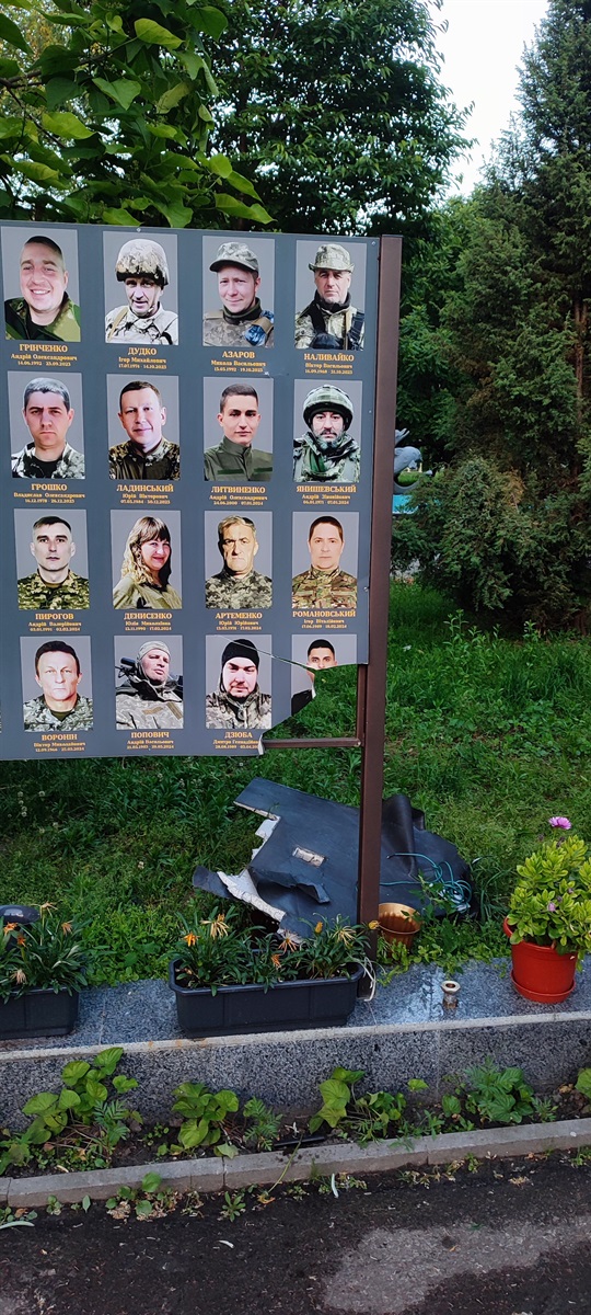 Удар БПЛА по центру Шостки: пошкоджено багатоповерхівку та Алею Слави, поранені матір і дитина