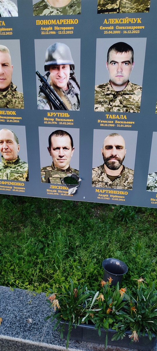Удар БПЛА по центру Шостки: пошкоджено багатоповерхівку та Алею Слави, поранені матір і дитина