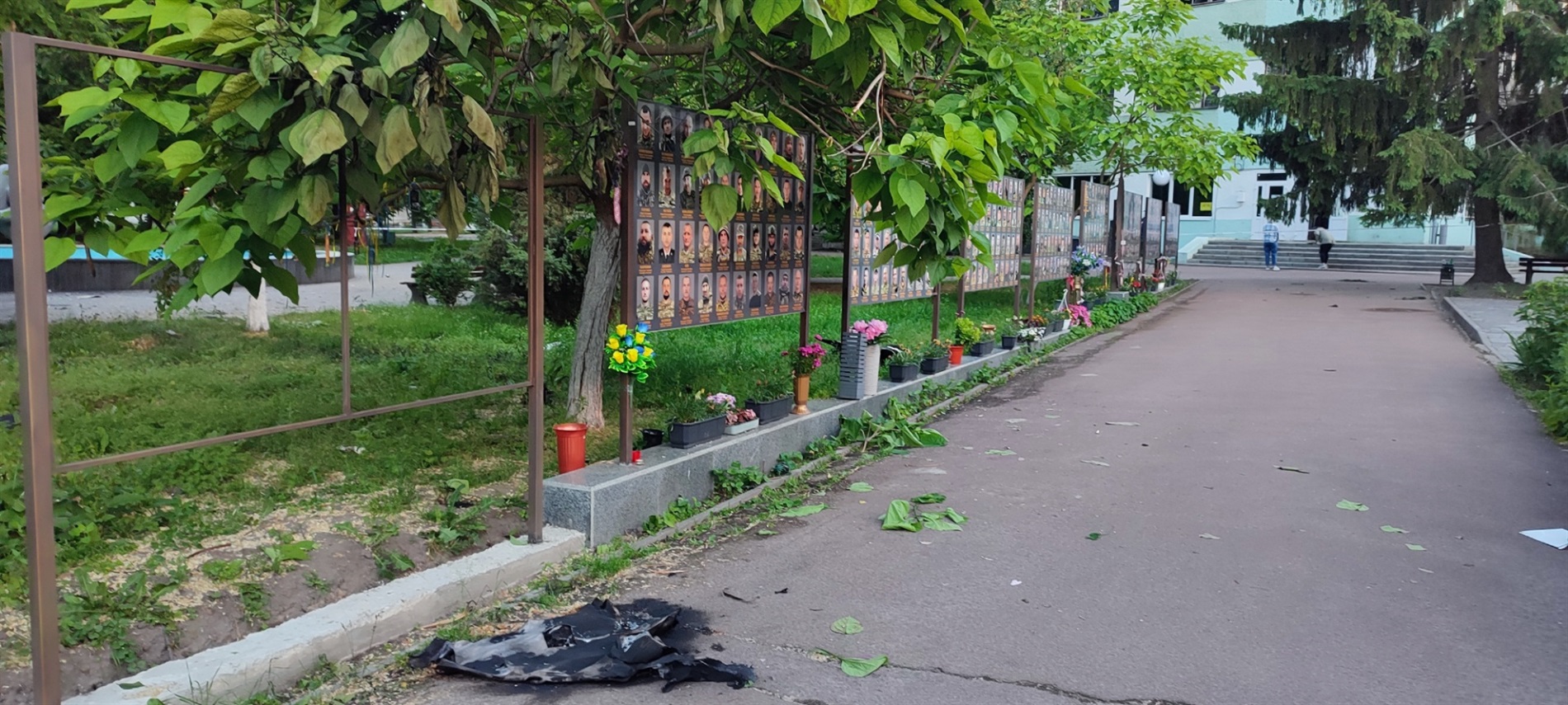 Удар БПЛА по центру Шостки: пошкоджено багатоповерхівку та Алею Слави, поранені матір і дитина