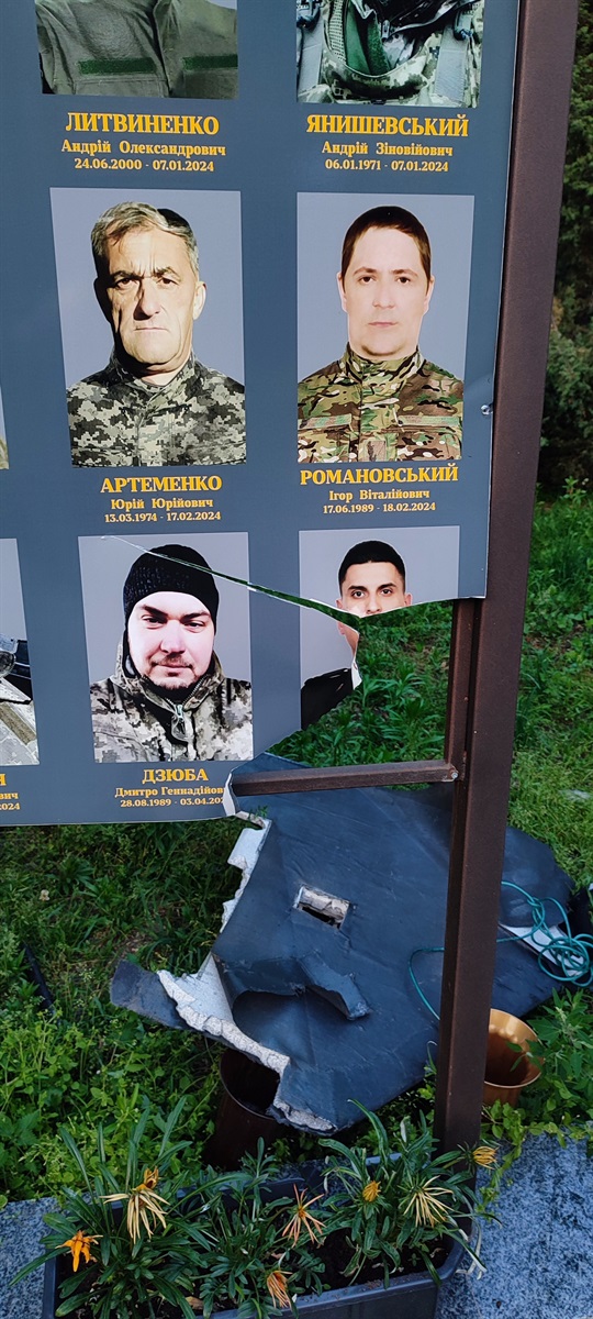 Удар БПЛА по центру Шостки: пошкоджено багатоповерхівку та Алею Слави, поранені матір і дитина