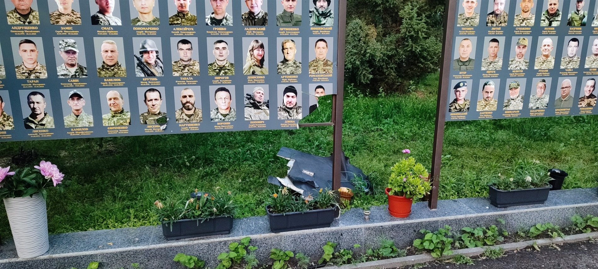 Удар БПЛА по центру Шостки: пошкоджено багатоповерхівку та Алею Слави, поранені матір і дитина