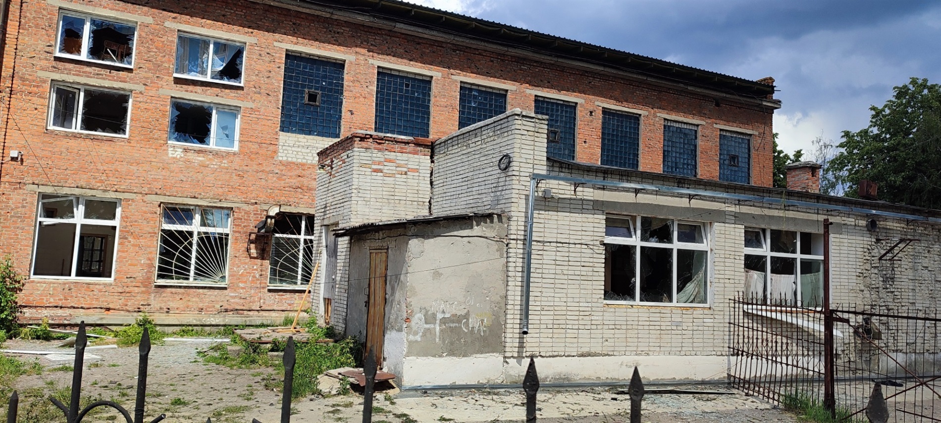 Удар по Шостці: загинув велосипедист, поранені люди та понівечений стадіон (фото)