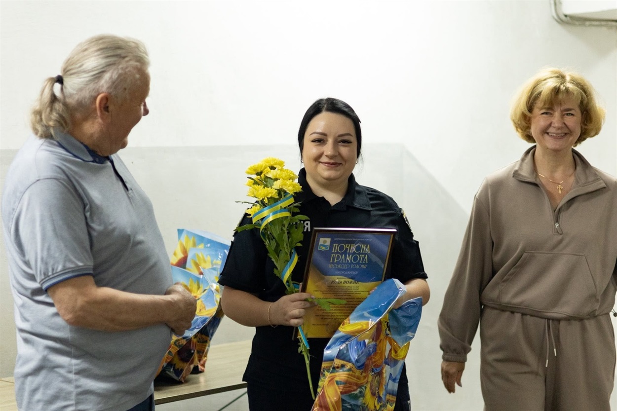 У Шостці відзначили роботу дільничної Юлії Вожик та її колег у професійне свято