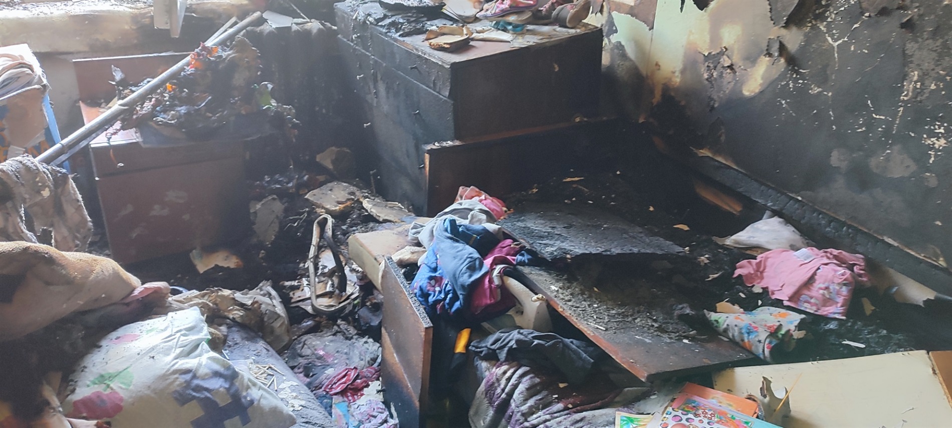 Коротке замикання та вибух балона: на пожежі в гуртожитку ледве не загинули двоє дітей