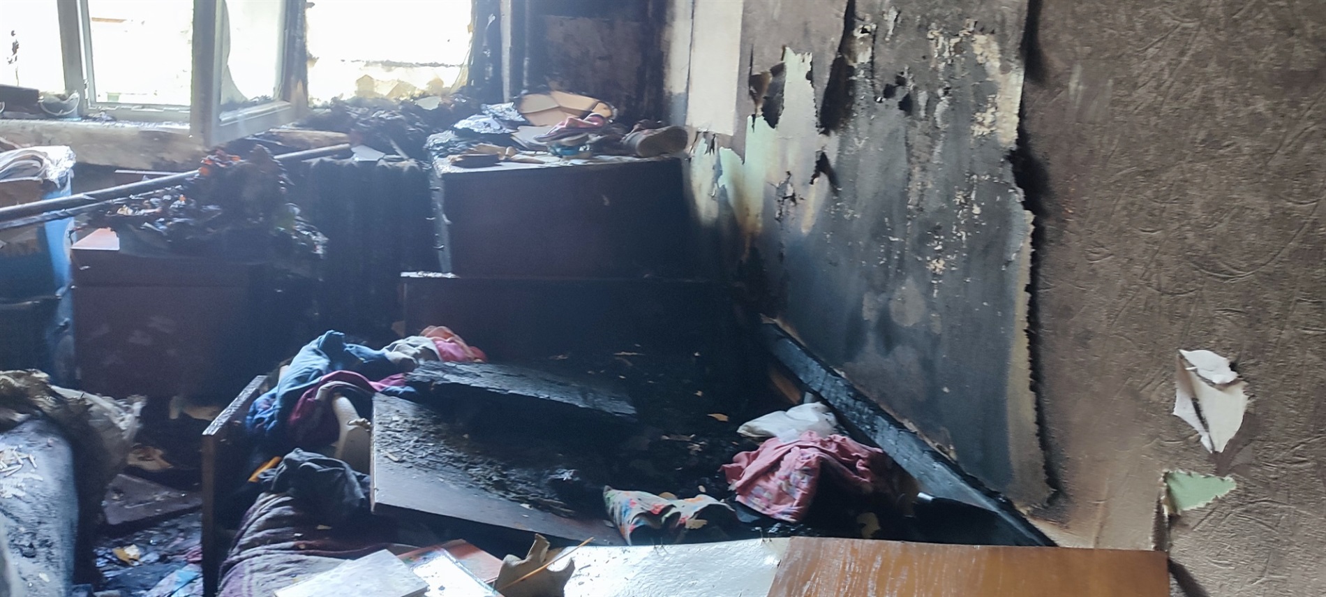 Коротке замикання та вибух балона: на пожежі в гуртожитку ледве не загинули двоє дітей