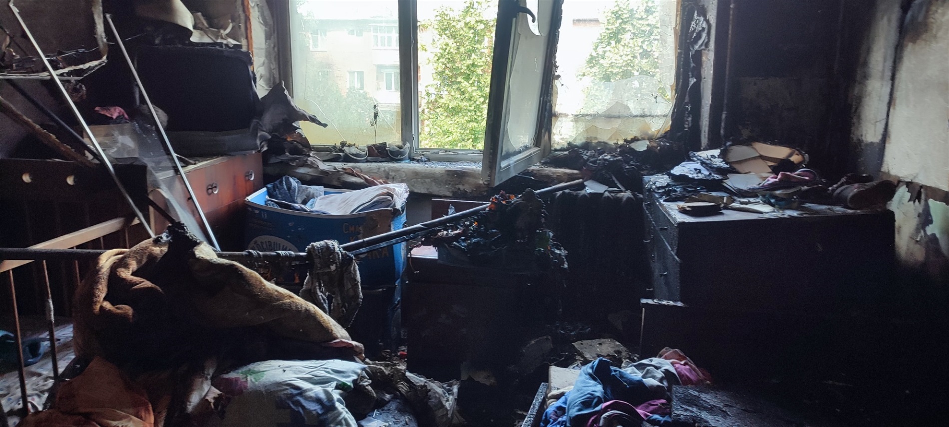 Коротке замикання та вибух балона: на пожежі в гуртожитку ледве не загинули двоє дітей