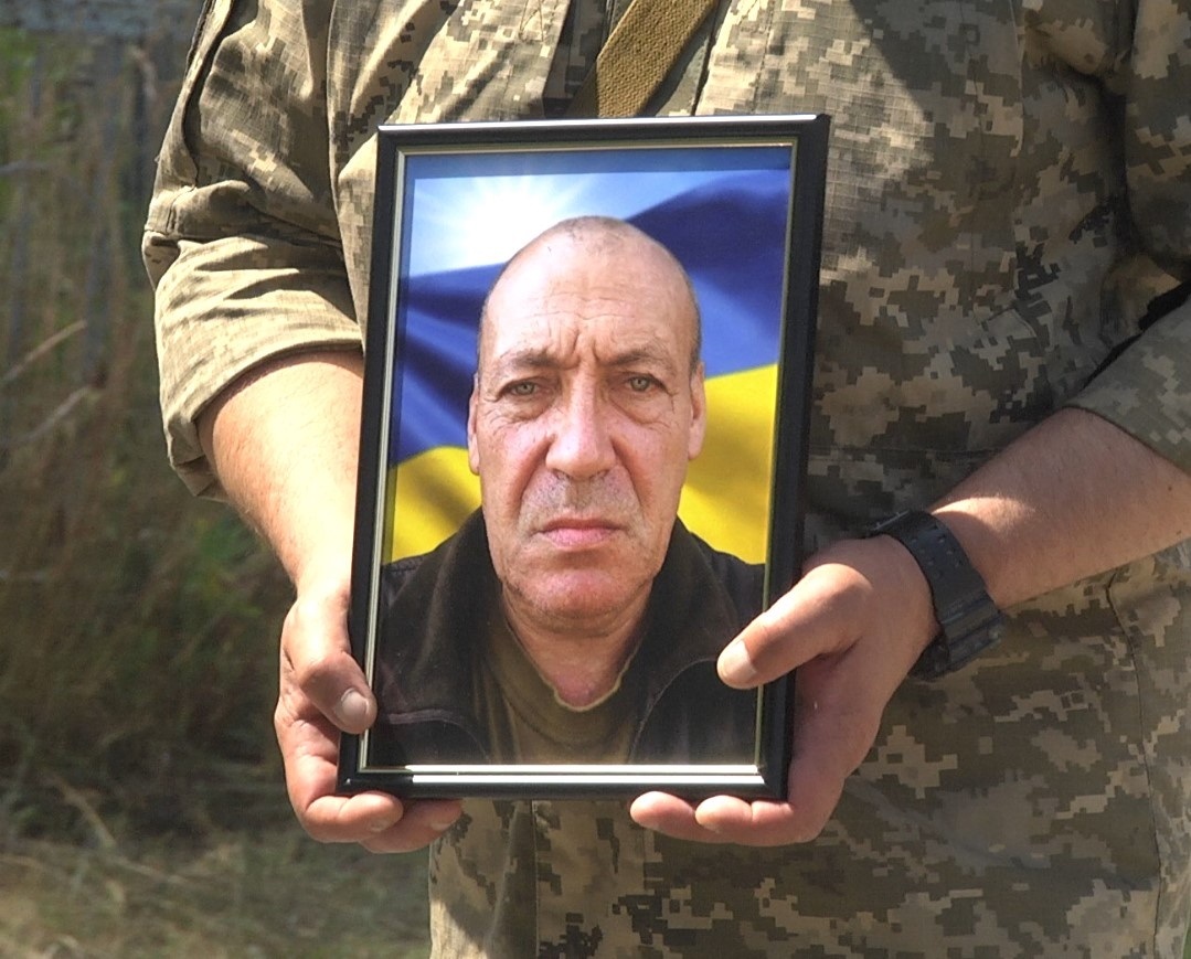 Пліч-о-пліч із сином пройшов найважчі ділянки фронту: у Шостці попрощалися із захисником України
