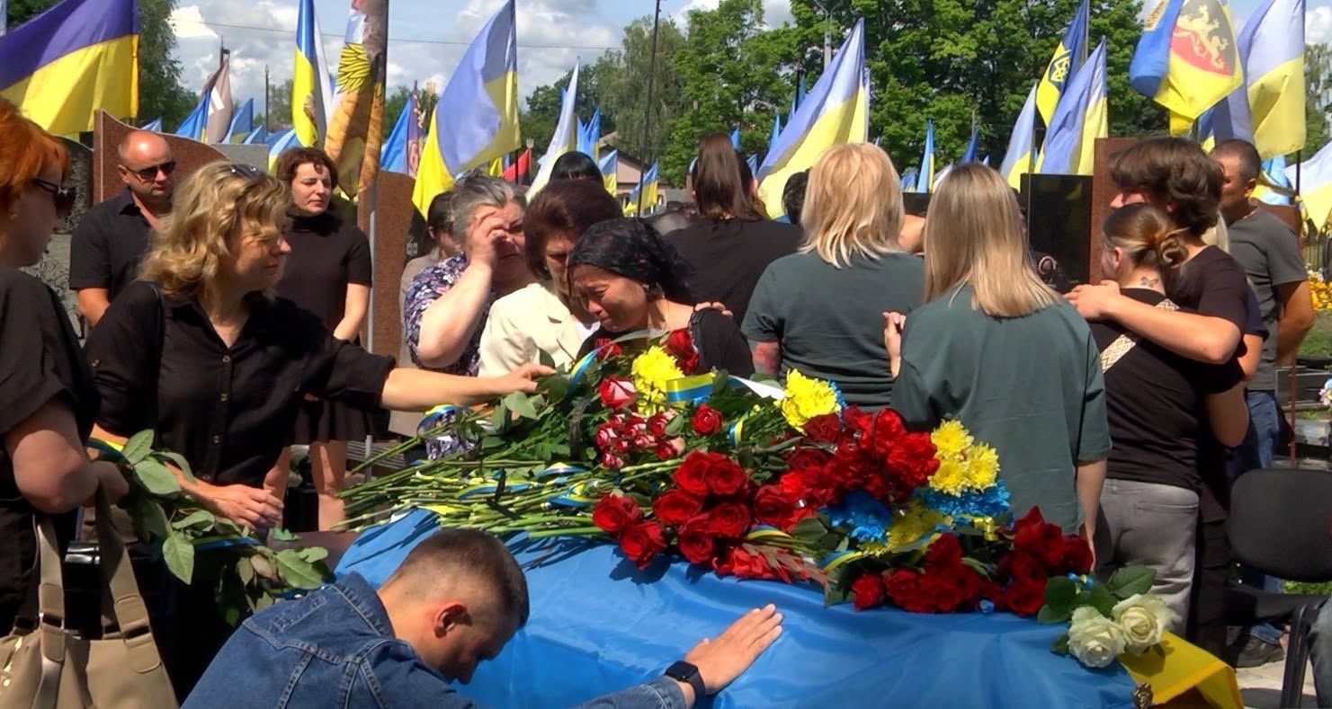 Повернувся на щиті після тривалого пошуку: Шостка попрощалася з 47-річним старшим лейтенантом