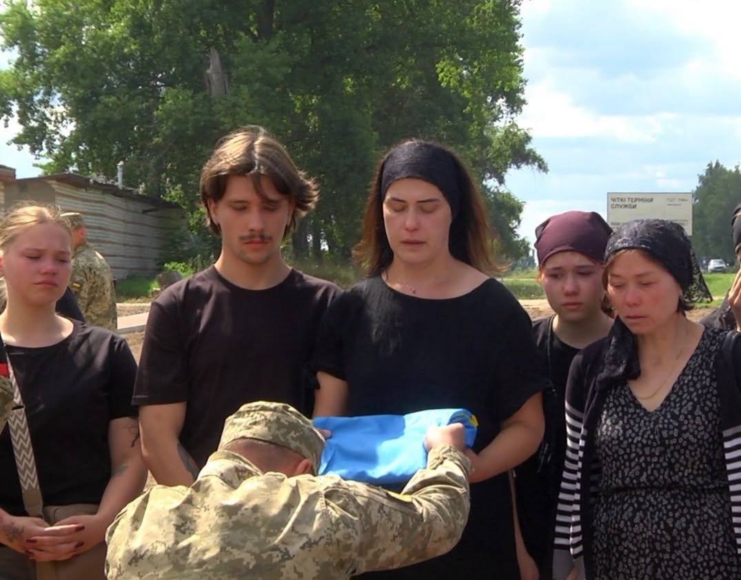 Повернувся на щиті після тривалого пошуку: Шостка попрощалася з 47-річним старшим лейтенантом
