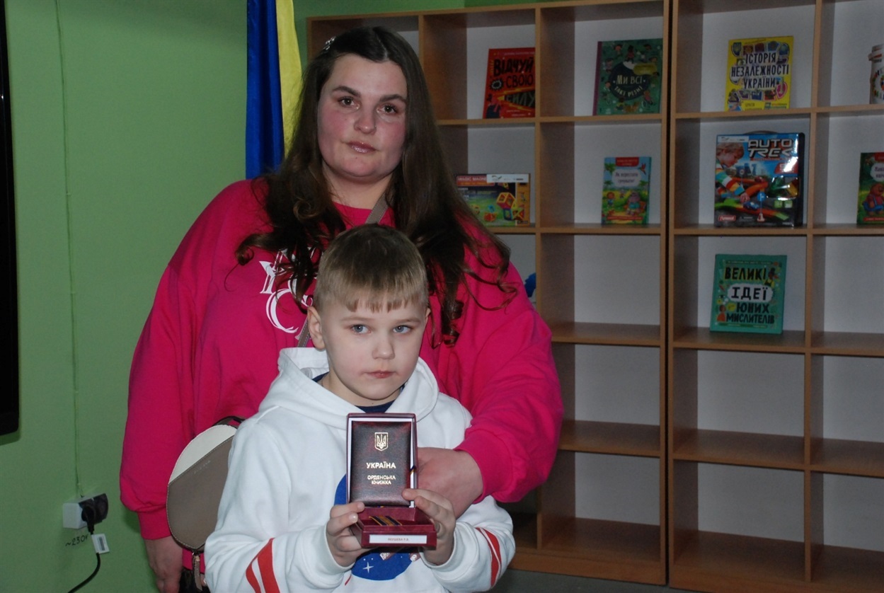 Голова Сумської ОДА Олег Григоров вручив сім’ям загиблих захисників Шосткинщини державні нагороди