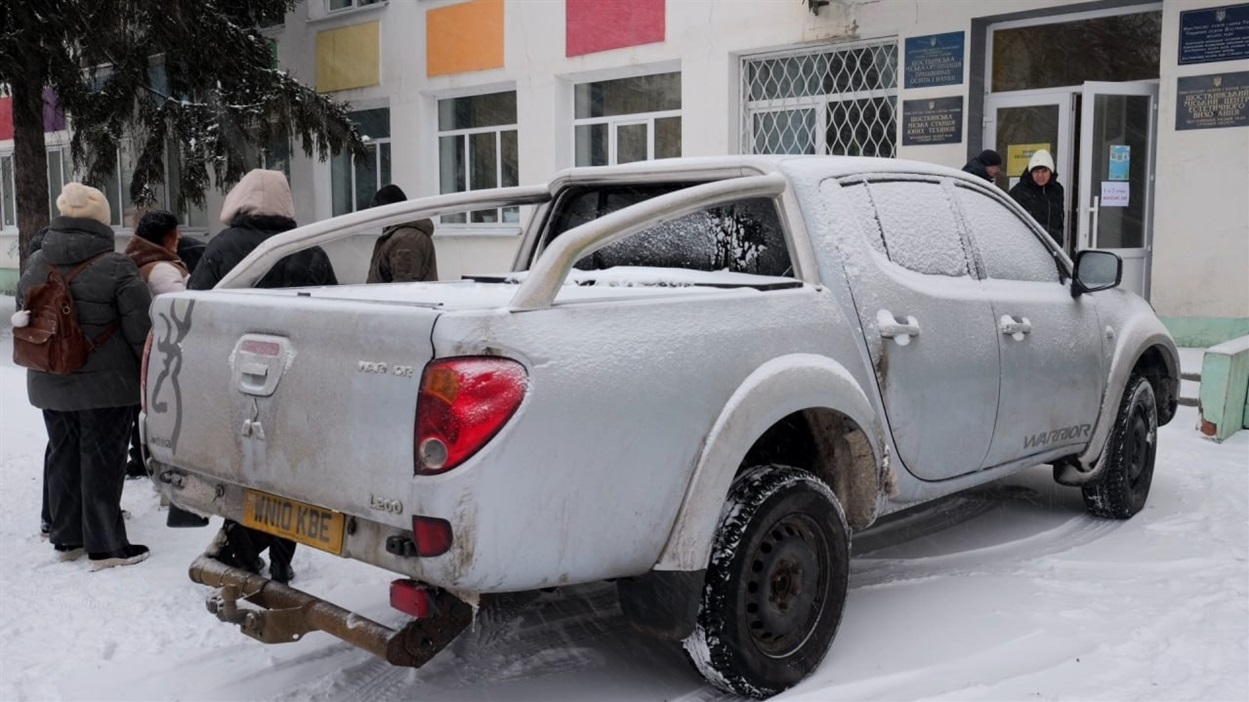 Волонтери ВЦ «Шостка-Добро» передали шосткинським захисникам автомобіль